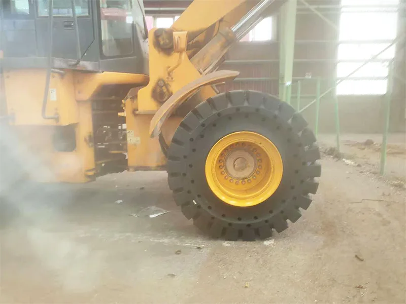 Sebuah Pabrik Kaca di Brazil menggunakan Ban Solid 23,5-25